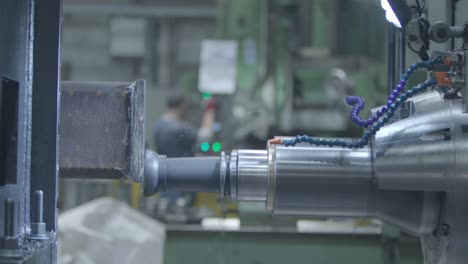 Metallfräsmaschine-In-Vollem-Betrieb,-Gekonnt-Schnitzt-Sie-Durch-Stahl,-Wobei-Metallfragmente-In-Alle-Richtungen-Verstreut-Sind