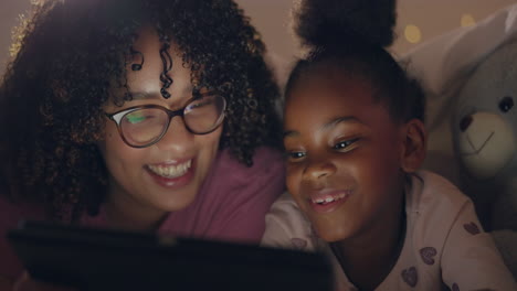 Mujer,-Niño-O-Feliz-Por-La-Noche-Con-Tablet.