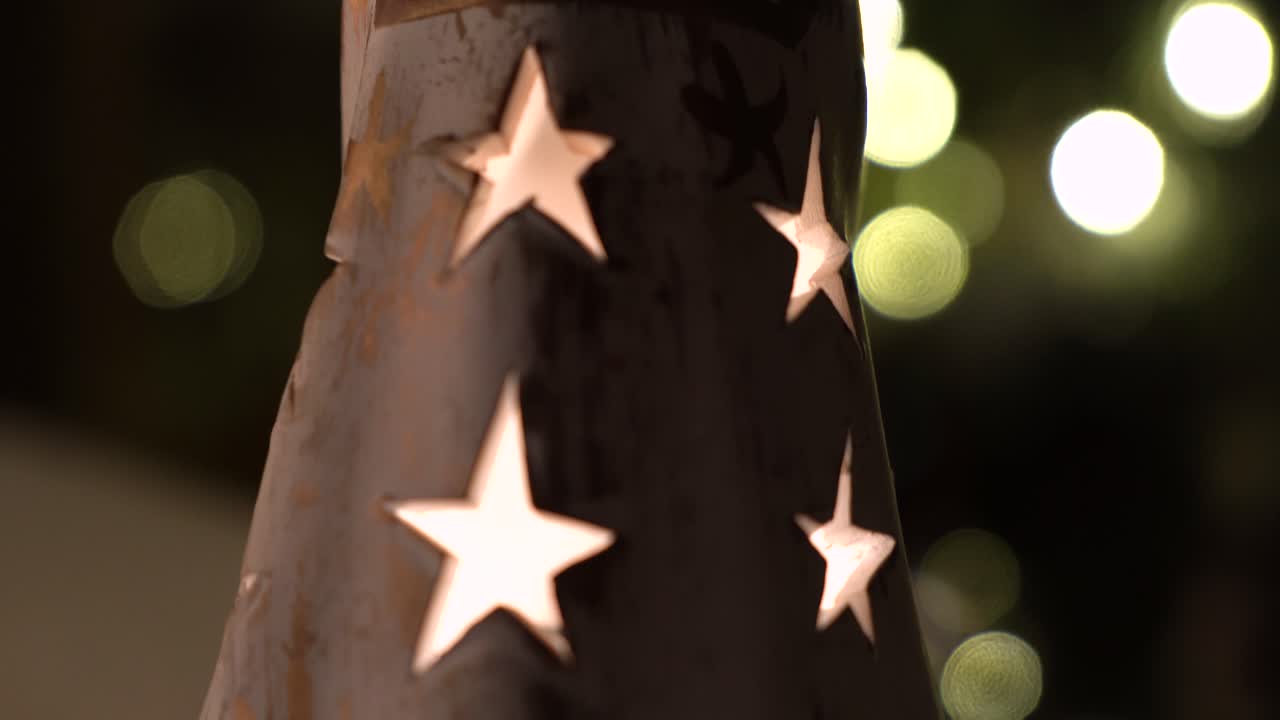 pequeña estatua y árbol de navidad en nochebuena grabado con una sony a7 iii en 4k 30fps