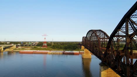 Eisenbahnbrücke-über-Den-Mississippi-River-Von-St
