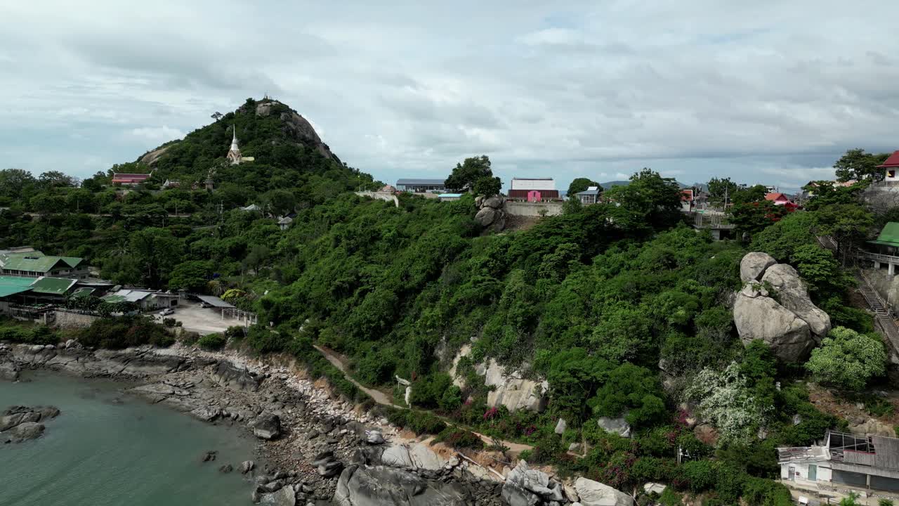 árboles verdes exuberantes en la montaña de los palillos en hua hin, tailandia