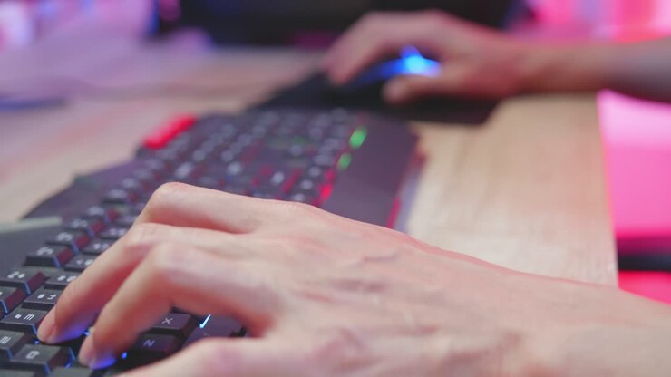 Persona che gioca al computer
