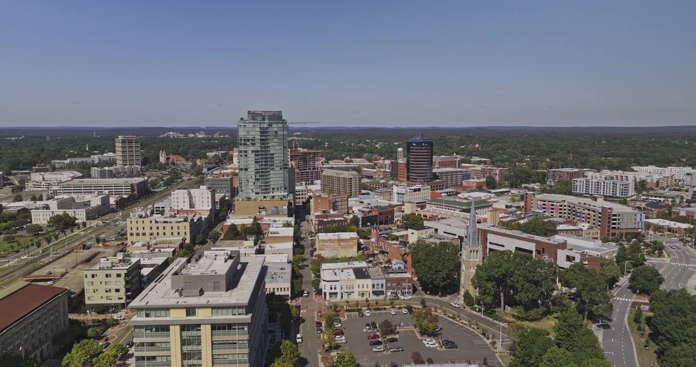 Durham, North Carolina. Luftoptagelse v25 bred overflyvning omkring centrum, Central Park, Warehouse District og de omkringliggende kvarterer. Optaget med Mavic 3 Pro Cine - 1. oktober 2023.
