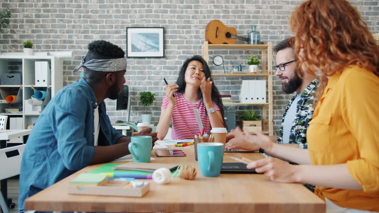 Reunião de equipa num escritório moderno