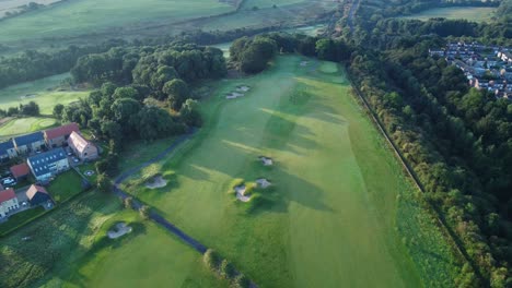 Salida-Del-Sol-Sobre-El-Campo-De-Golf-Ramside-En-El-Condado-De-Durham---Imágenes-De-Drones-Aéreos-4k-Hd-Vuelan-Hacia-Atrás