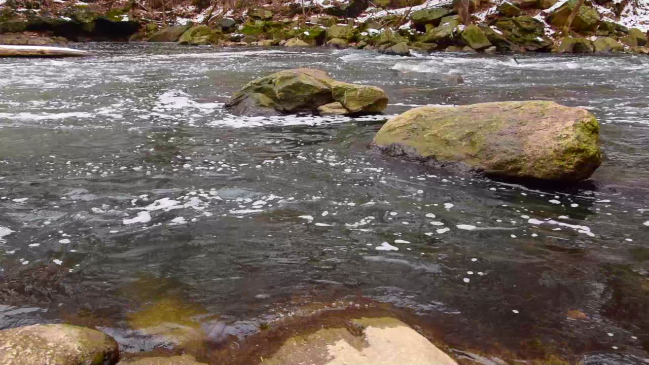 Acqua che scorre nel ruscello