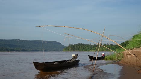 Botes-Largos-Con-Motores-Amarrados-Y-Rebotando-En-El-Río-Mekong-En-Ubon-Ratchathani