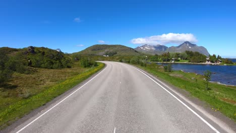 conducir un coche en una carretera en noruega