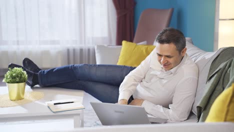 Mature-businessman-working-on-laptop-at-home-having-fun-and-fun.