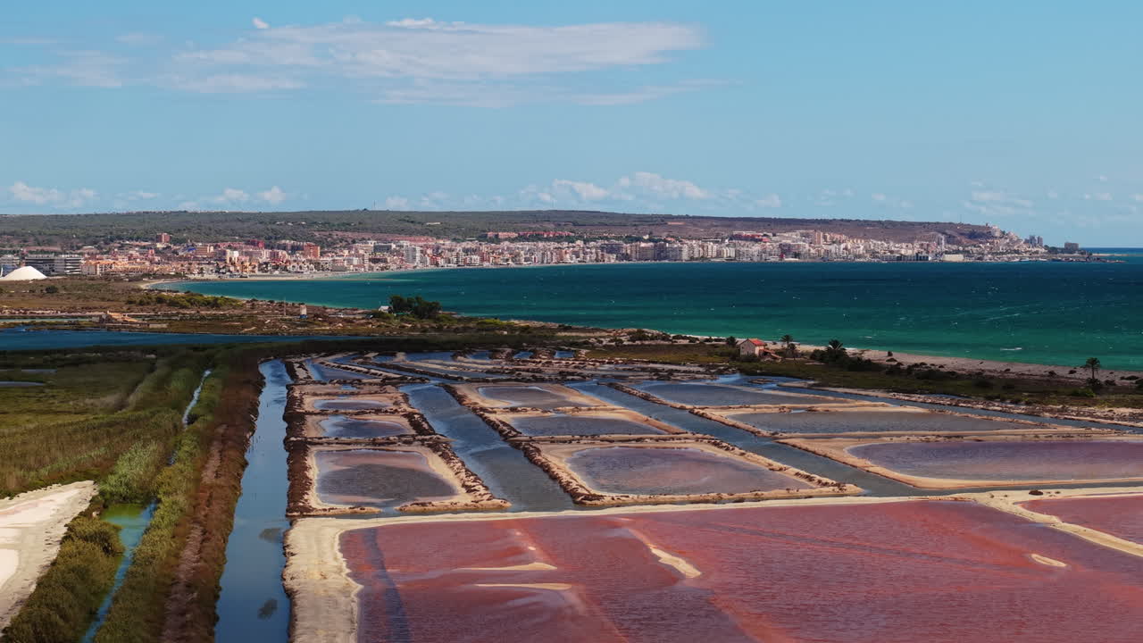 Vista aerea di saline e città costiera