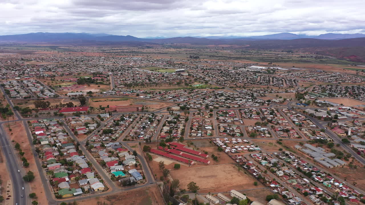 남아프리카 공화국 도시 에 대한 드론 뷰 공중 촬영 구름이 많은 날