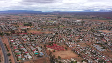 vista de un avión no tripulado de una ciudad sudafricana tomada desde el aire día nublado