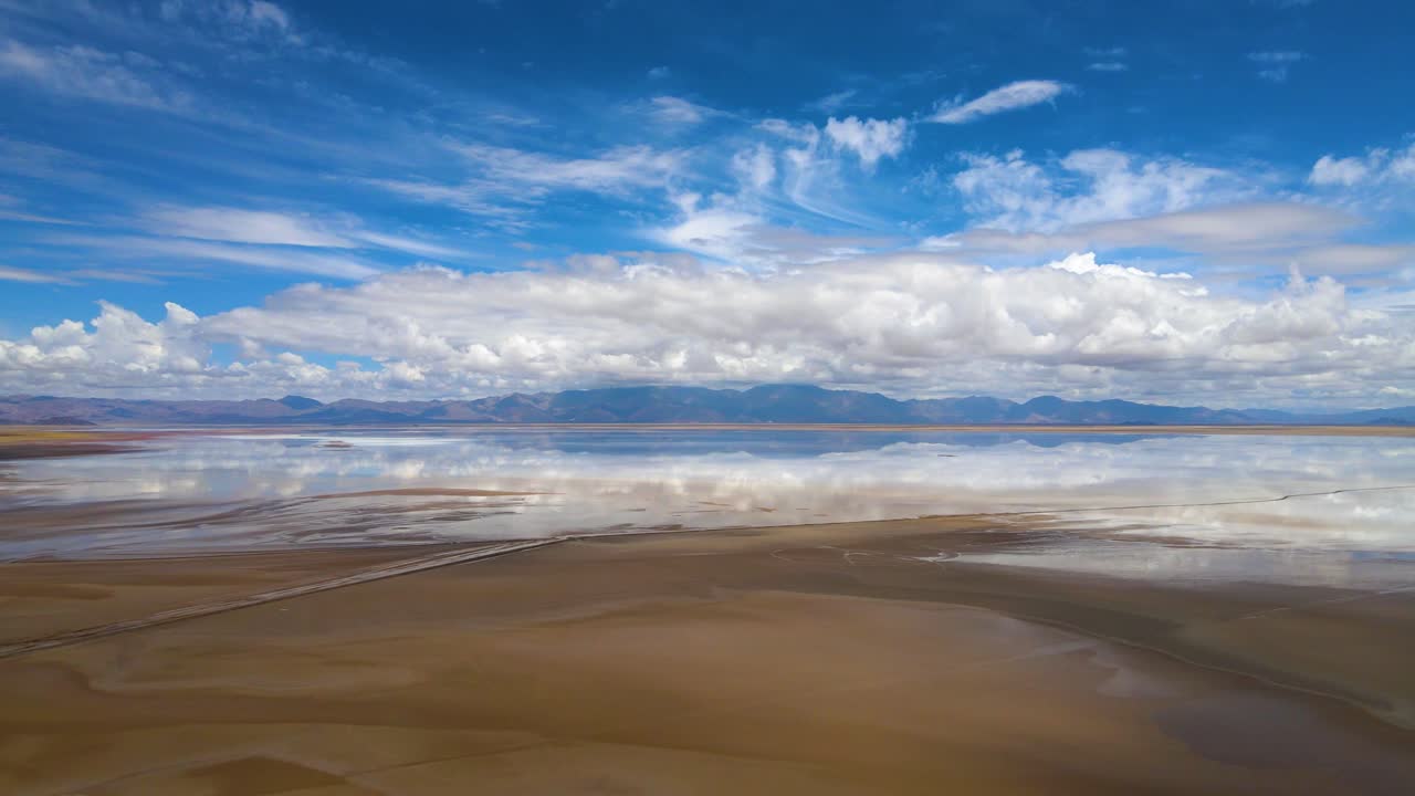 un avión no tripulado volando sobre el lago salado de salinas grandes en salta, argentina