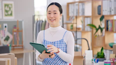 Comercio-Electrónico,-Sonrisa-Y-Mujer-Asiática-Con-Tableta