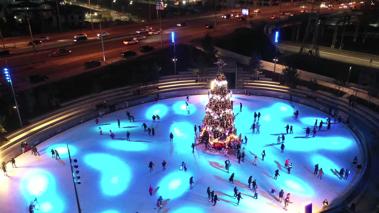 밤에는 크리스마스 트리와 함께 아이스 스케이팅 리크