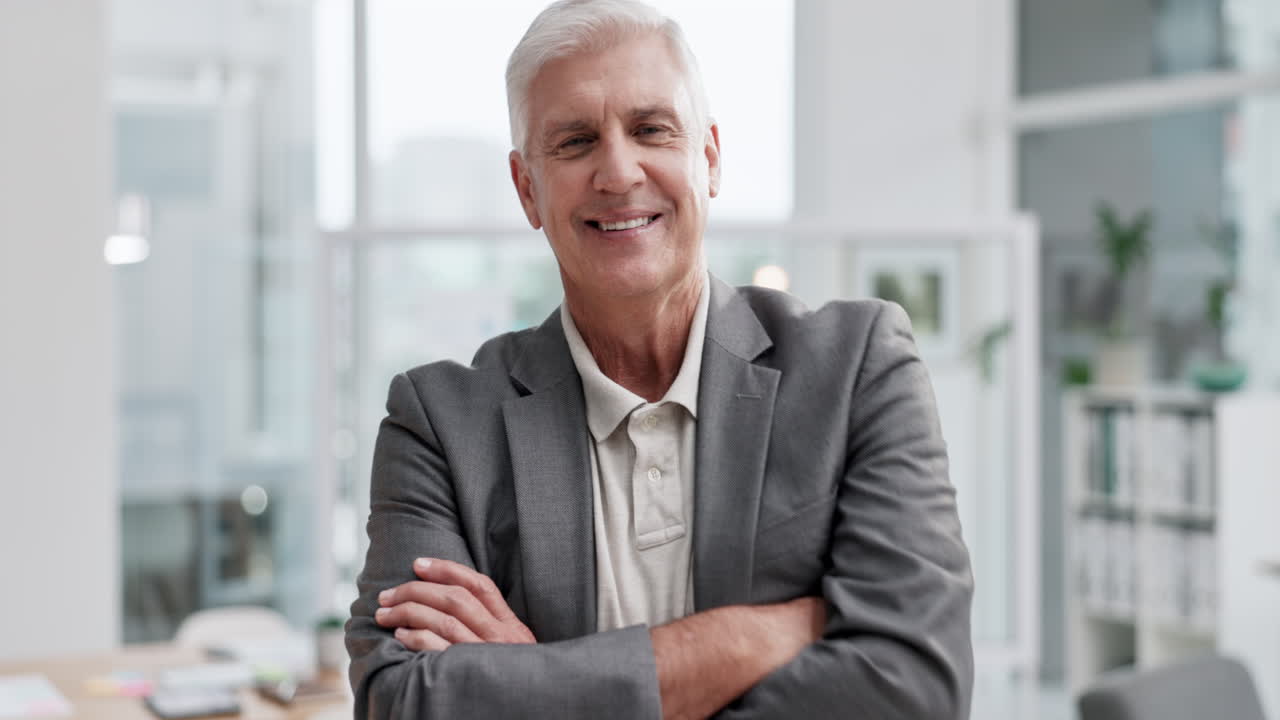 sorriso, braccia incrociate e faccia di un anziano