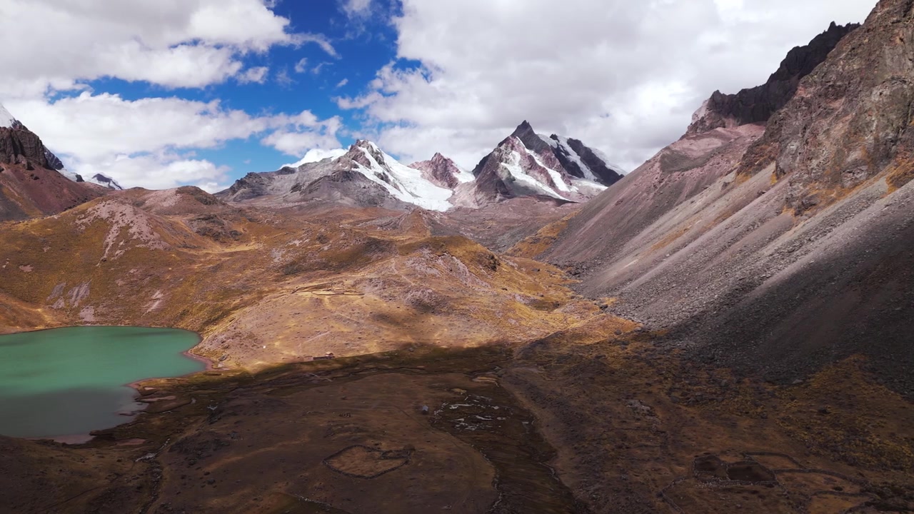 Vista aerea di un paesaggio montuoso ad alta quota presso le sette lagune di Ausangate a Cusco, Perù.