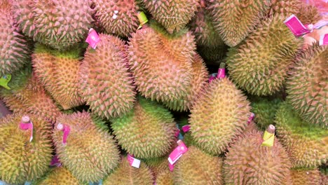 Aus-Der-Vogelperspektive-Wird-Durian,-Eine-In-Südostasien-Heimische-Frucht,-Die-Für-Ihren-Starken-Geruch-Bekannt-Ist,-An-Einem-Obststand-Zum-Verkauf-Angeboten