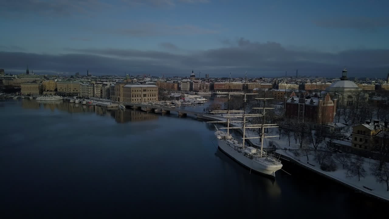 af chapman barco de acero con aparejo completo amarrado en la costa occidental de skeppsholmen en el centro de estocolmo, suecia en invierno