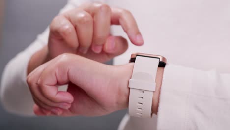 mujer joven revisando las notificaciones en su smartwach
