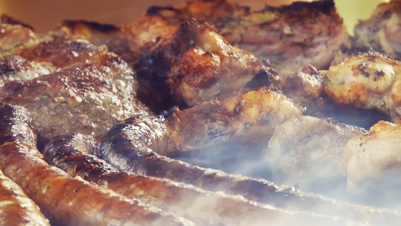 variedad de deliciosas carnes a la parrilla, vista superior, salchichas, pollo, cerdo
