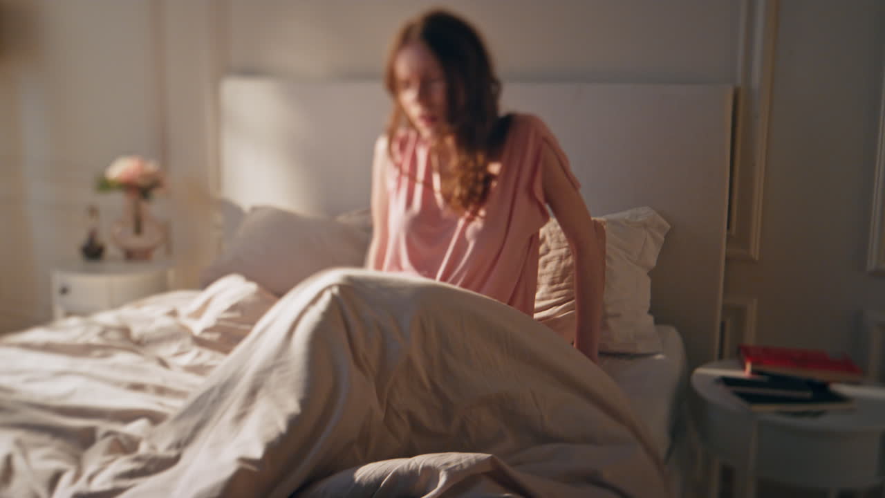 침대에 누워있는 슬픈 여성은 기분이 좋지 않습니다. 좌절된 화가 난 소녀는 배통을 느니다.