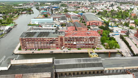 Antigua-Fábrica-En-El-Río-Elblag-Con-Tuberías-En-La-Azotea