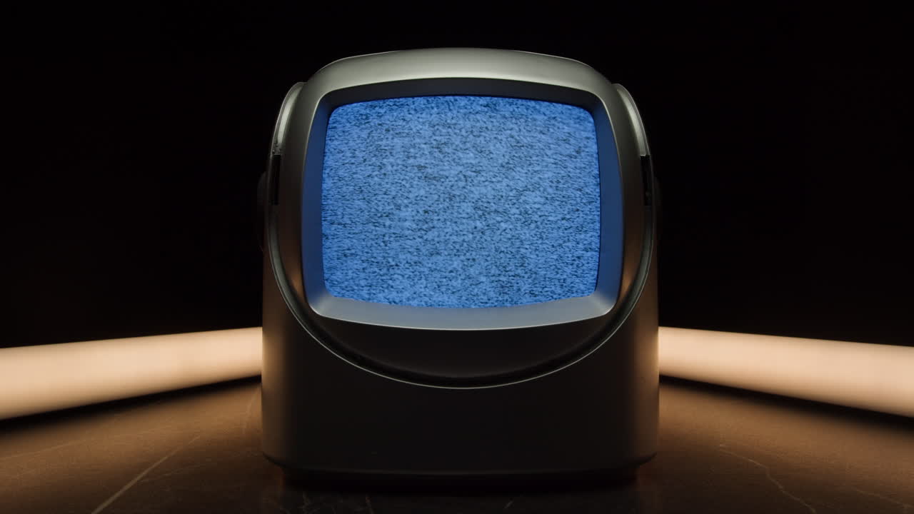 레트로 tv, 노스탈기적인 설정으로 빈티지 tv, 레트로 tv는 화면에 곡물을 표시합니다, 무서운 할로윈 밤 장치, 크로마 키 및 그린 스크린에 좋습니다.
