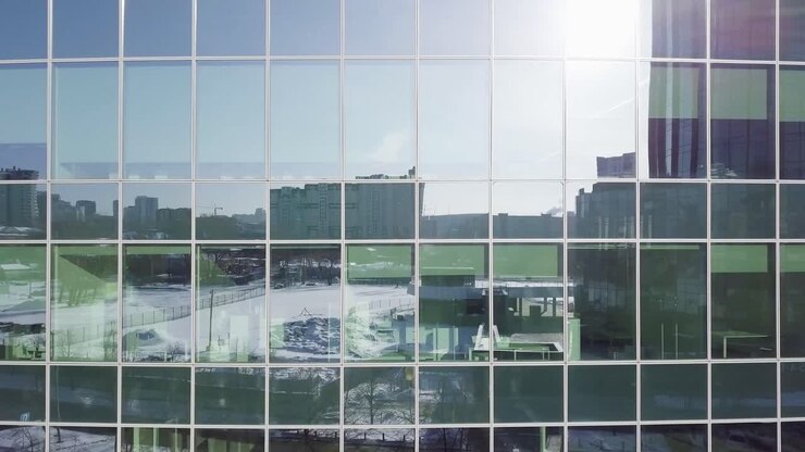 Facciata di edificio moderno con riflesso della città in inverno