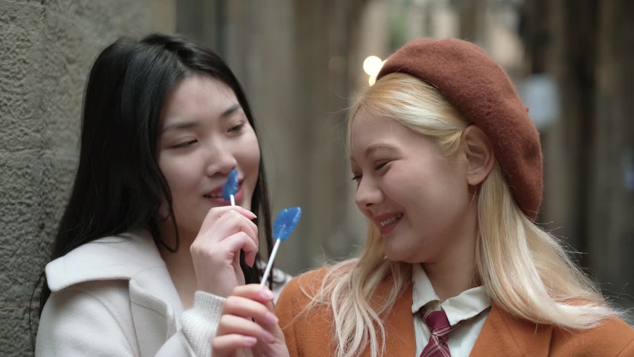 두 명의 여성이 릴리팝을 들고 있습니다.