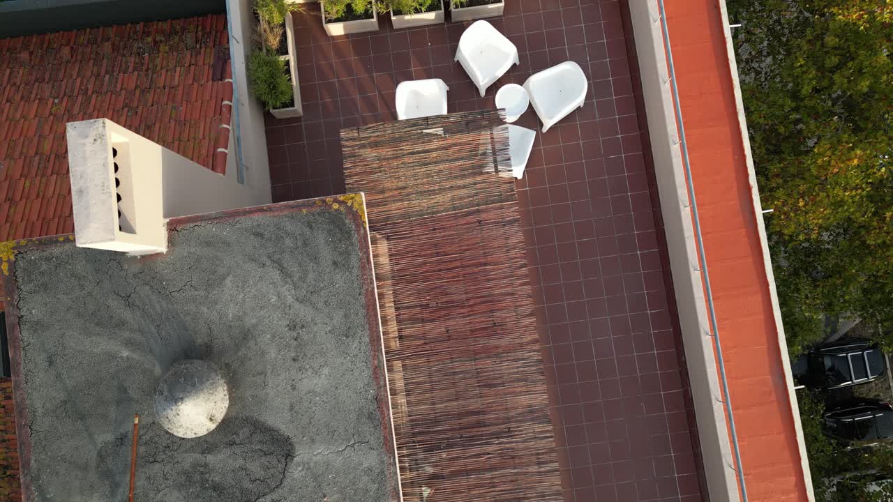 fotografía aérea de arriba hacia abajo de la terraza de la parte superior del edificio