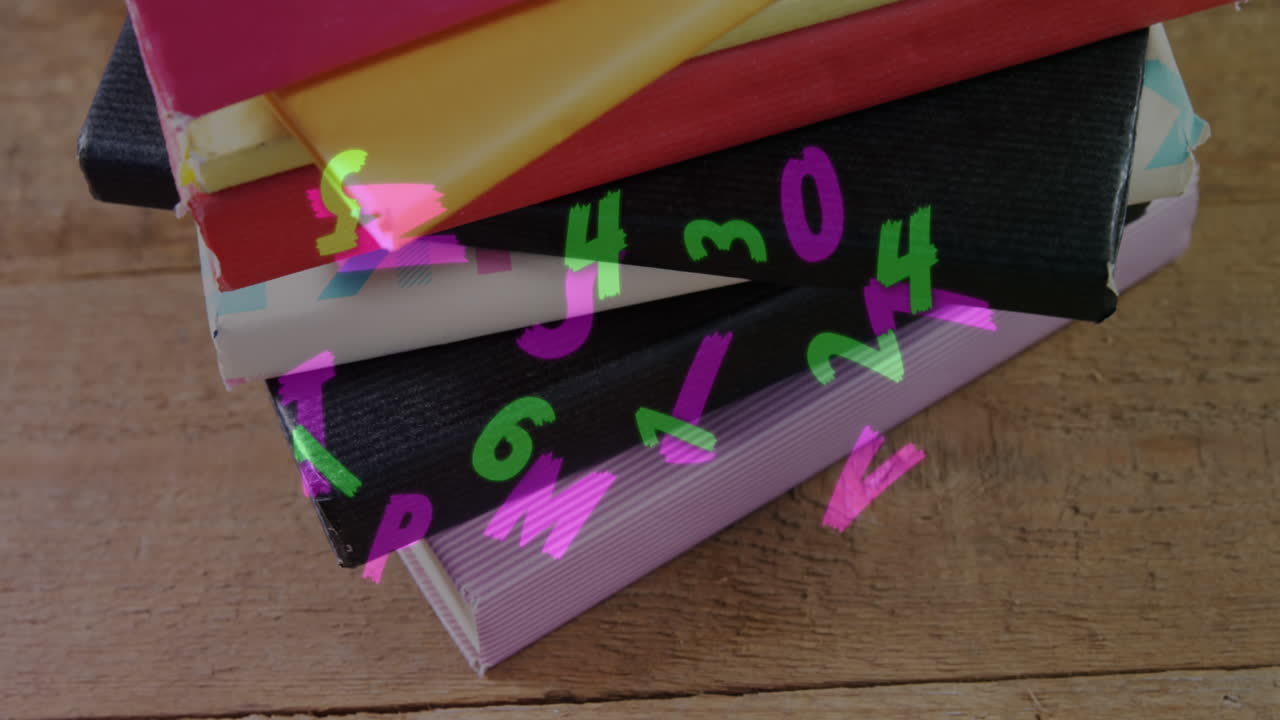 los alfabetos y números digitales flotan sobre los libros, simbolizando la educación.