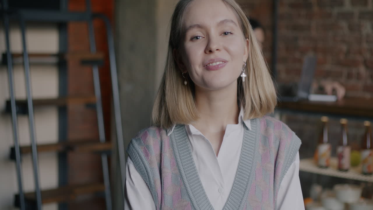 una mujer joven sonriendo en un café.