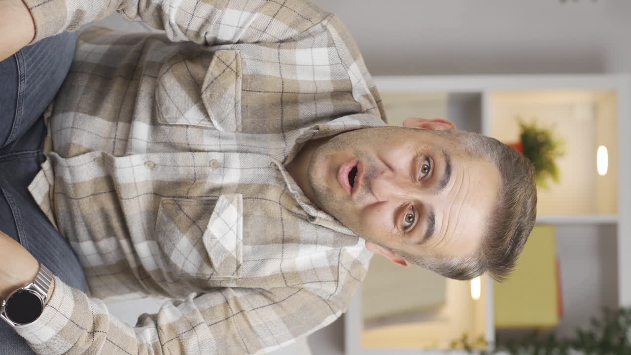 video vertical de un hombre mirando a la cámara confundido.