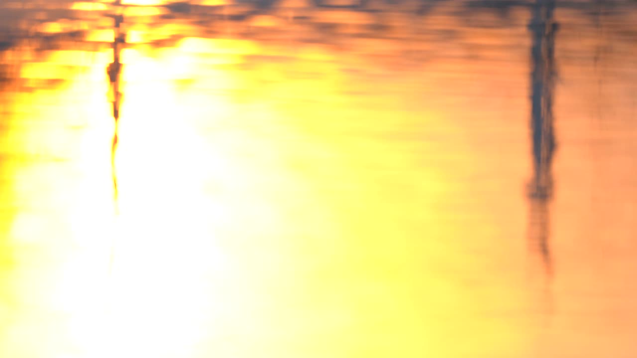 황금 스크린 배경: 해가 지는 곳에서 물의 움직임, 빛 표면, 연못 배경, 창조적 인 그래픽 디자인을위한 추상적인 다채로운 벽지, 물에 반사되는 빛, 아름다움, 자연 배경