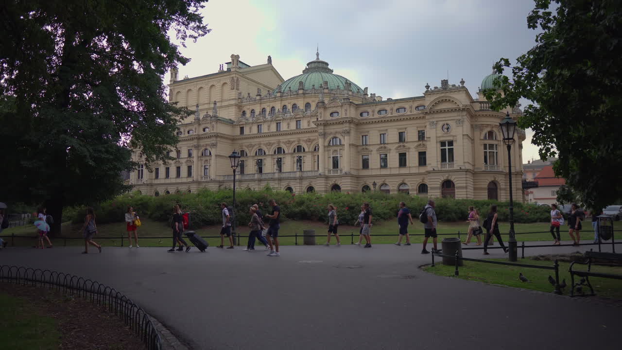casa de la ópera en un parque de la ciudad