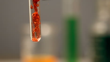 producto químico rojo que se vierte en el tubo de ensayo