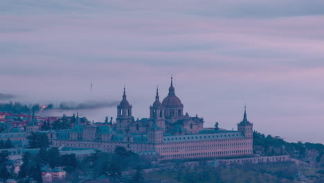 Kloster-El-Escorial-Bei-Sonnenaufgang-Und-Wolkenmeer-Im-Zeitraffer