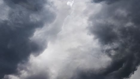 tormenta de 4k dentro de la nube cumulonimbus, punto de vista