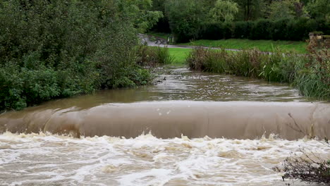 格瓦什河 (gwash river) 流經魯特蘭 (rutland) 的布朗斯頓 (braunston) 村,