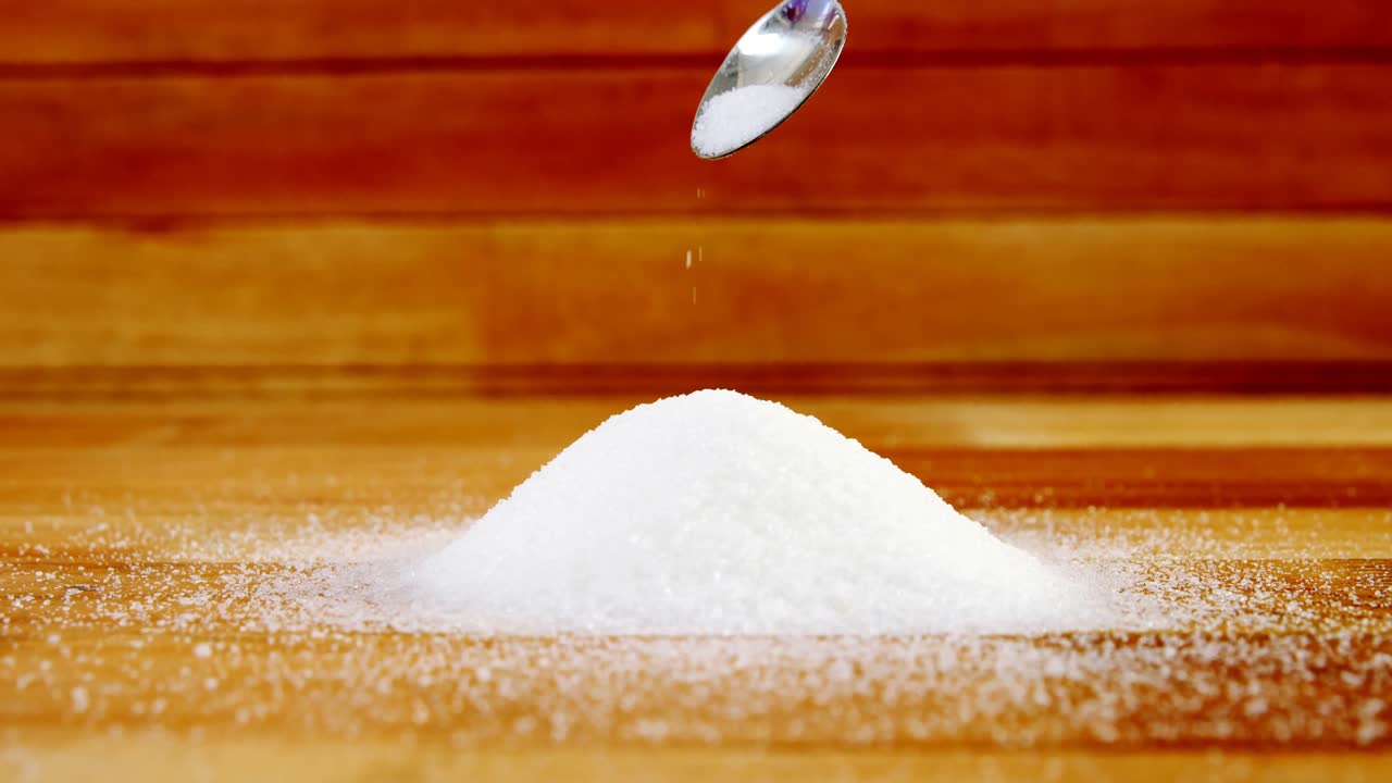 azúcar que se vierte de la cuchara