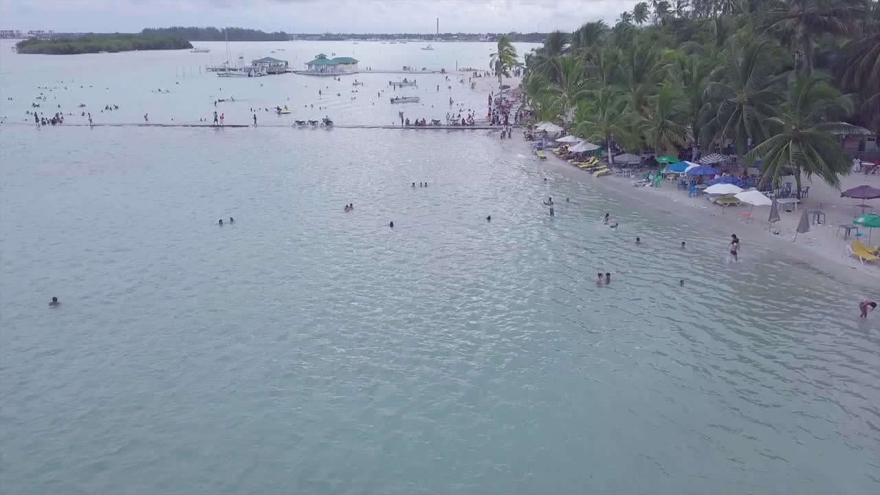 antena sobre el distrito de la playa de boca chica en la república dominicana