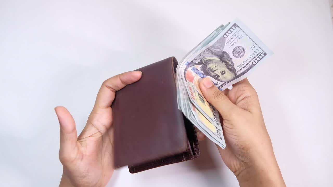 billetera vacía con dinero en mano