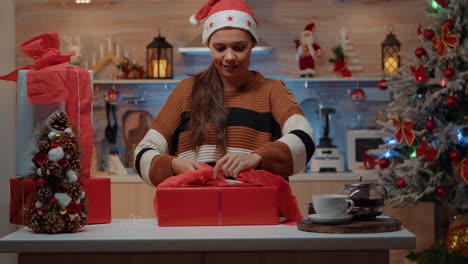 mujer festiva preparando regalos con papel de envolver