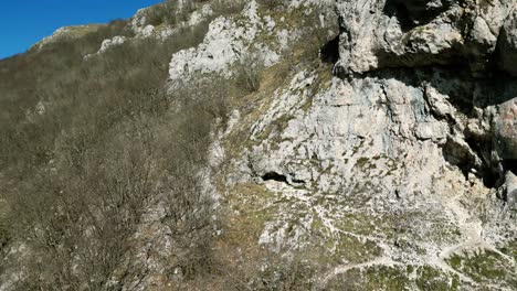un avión no tripulado se acerca a una cueva en la montaña de san vicente en los apeninos de la marcha de umbria
