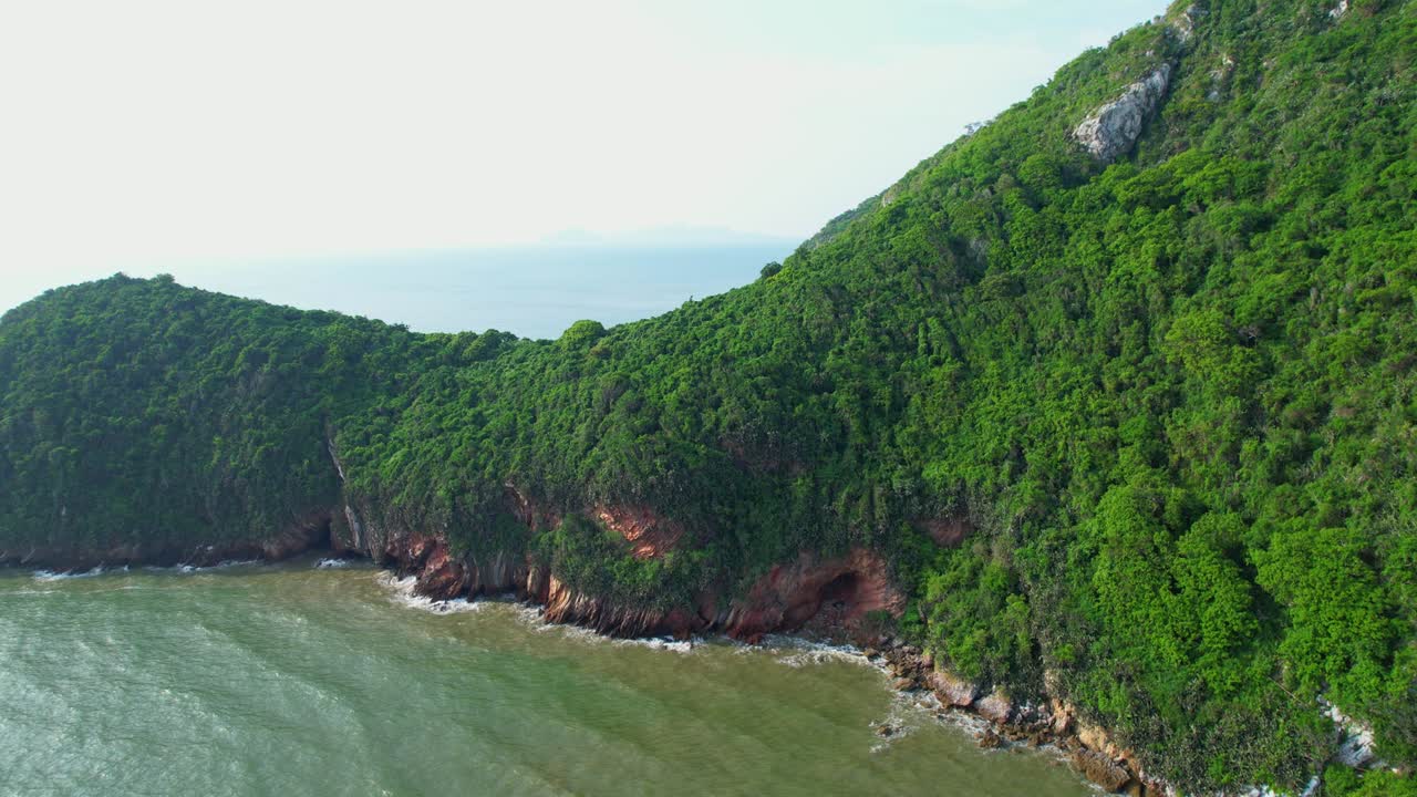 4k vista aérea de drones de las hermosas olas del mar, vuelo sobre el mar.