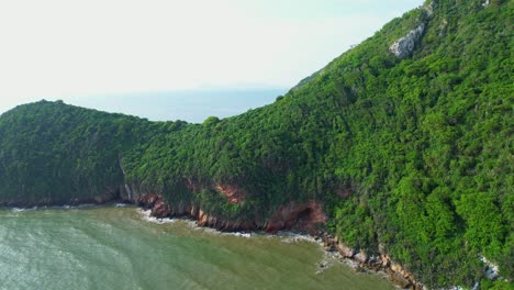 4k vista aérea de drones de las hermosas olas del mar, vuelo sobre el mar.