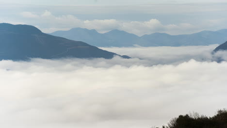 Timelapse-Por-Encima-De-Las-Nubes-Sobre-Los-Picos-De-Las-Montañas-De-Niebla-Panorámica-Derecha-Día-Grecia-Pindus