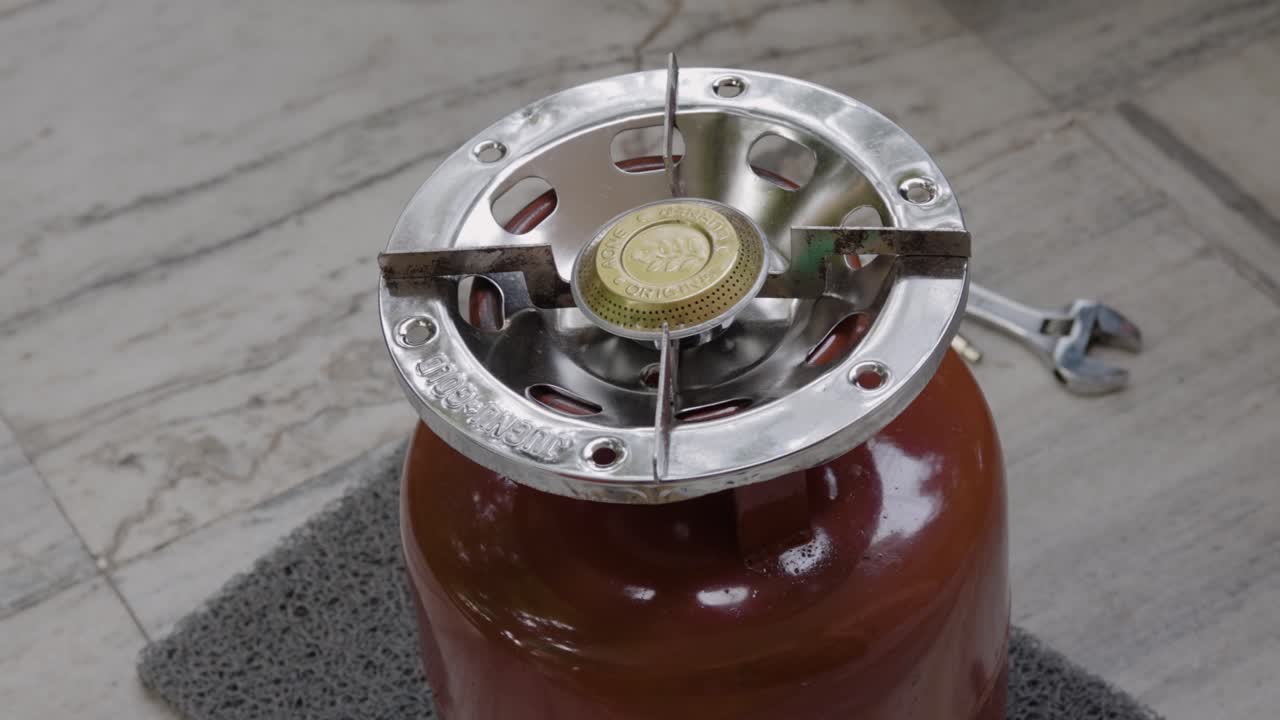 소형 액화 석유 가스 실린더와 구리 단일 버너 가스 스토브 장착 소매점에서