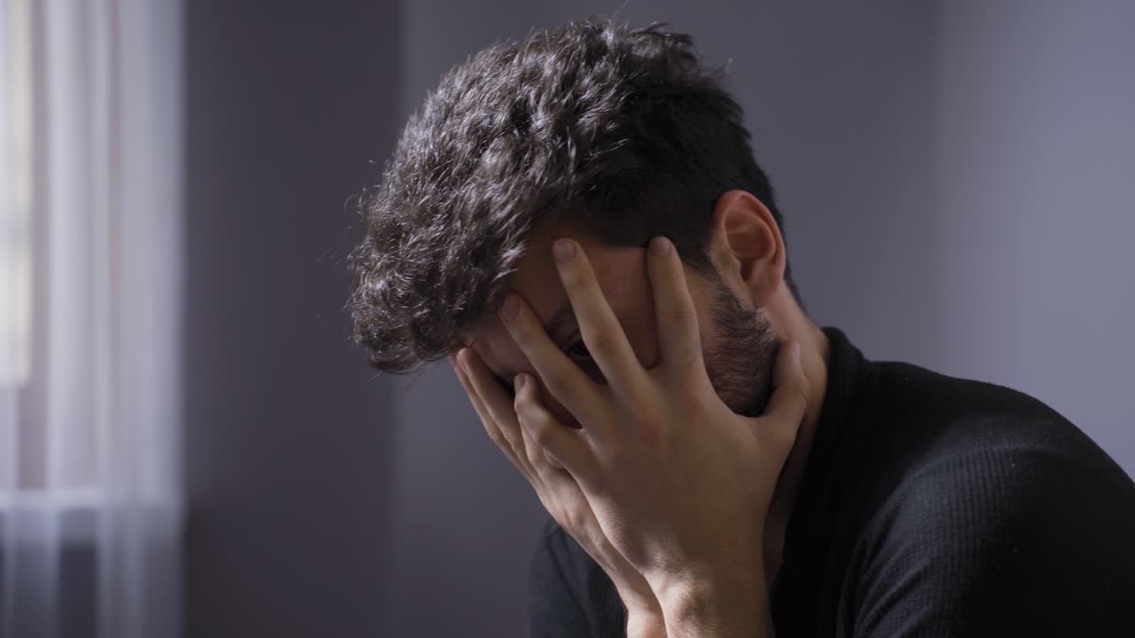 un joven perturbado con síntomas de esquizofrenia.